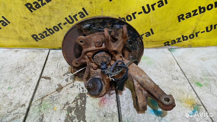 Кулак задний правый Тойота Авенсис