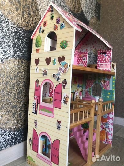 Большой деревянный кукольный домик с мебелью