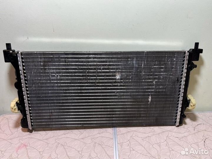 Радиатор охлаждения двигателя Volkswagen Polo