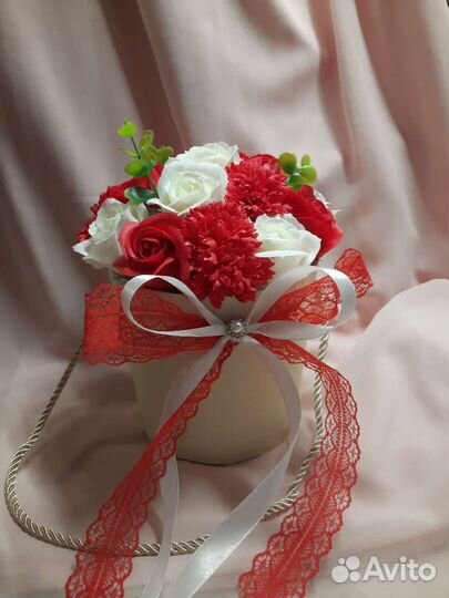 Букет из мыльных роз и других цветов