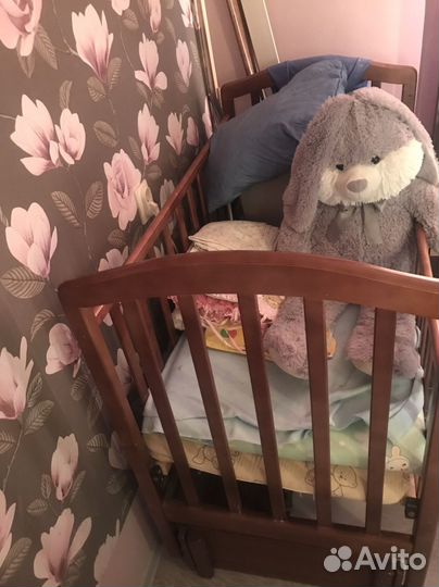 Кроватка детская с маятником