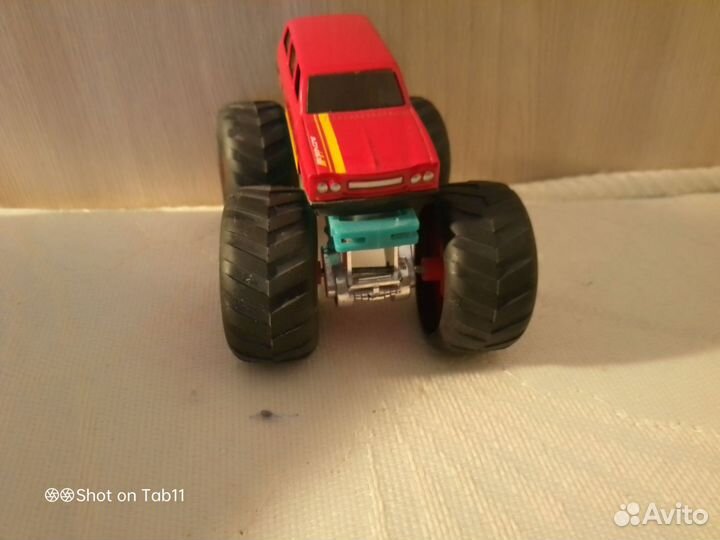 Машина поворачивается монстр трак