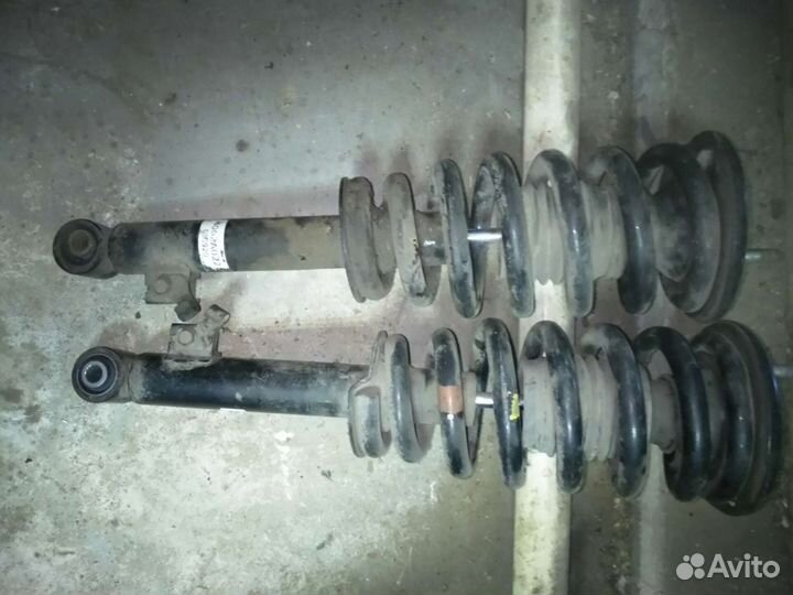 Стойки передние mitsubishi L200 оригинал б/у