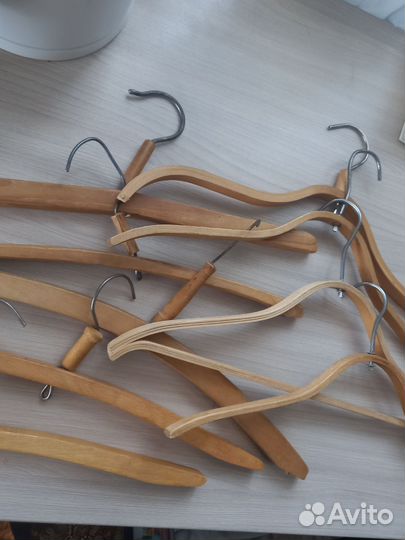 Вешалки плечики деревянные и пластиковые