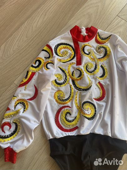 Костюм для выступлений по фигурному катанию