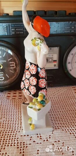 Статуэтка Сборщица яблок Лфз