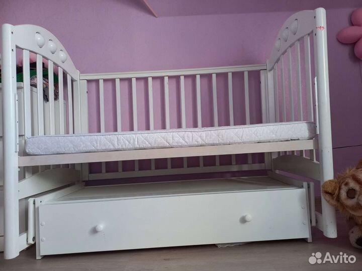 Детская кроватка с маятником