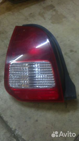 Заднюю левую фару на Mitsubishi Colt 1.3