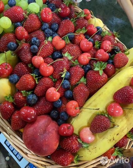 Фруктовая корзина Фрукты и ягоды в корзине