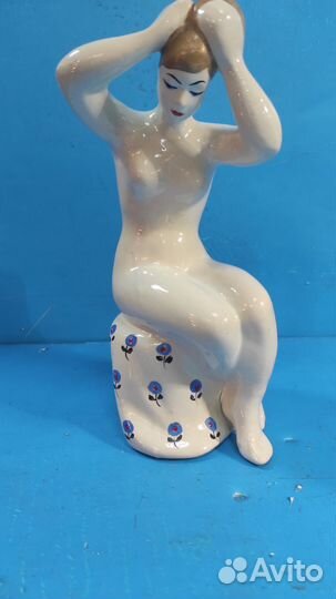 Фарфоровая статуэтка