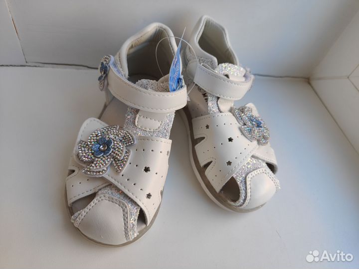 Сандалии белые р.26,27 новые с голуб.цв. босоножк