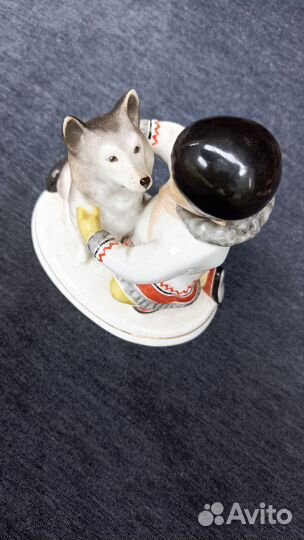Фарфоровая Статуэтка Якут с собакой, дружба. лфз