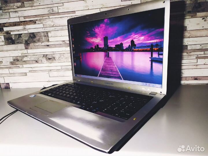 Samsung R728 - 17 дюймов \ Pentium \ 2 Озу\160HDD