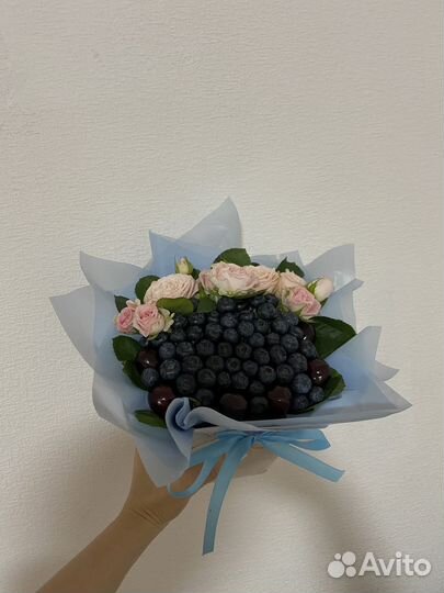 Букеты из ягод и цветов