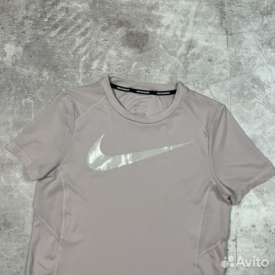 Женская Футболка Nike Dri-Fit размер M