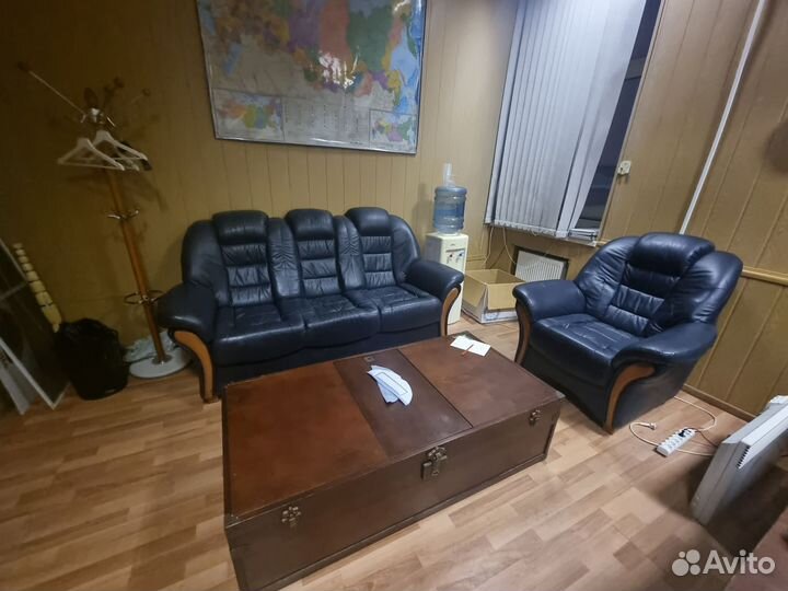 Кожаный диван и 2 кресла