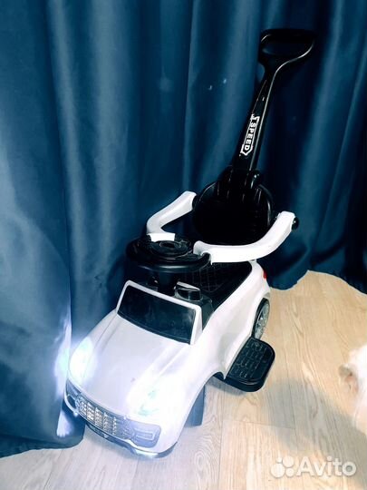 Машинка каталка с родительской ручкой