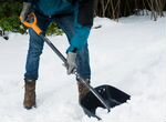 Расчистка снега лопатой
