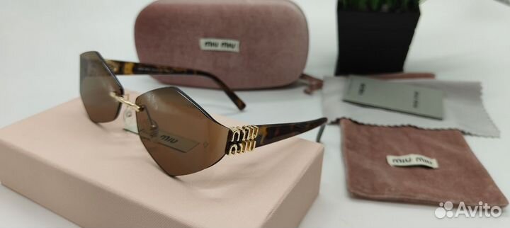 Солнцезащитные очки Miu Miu