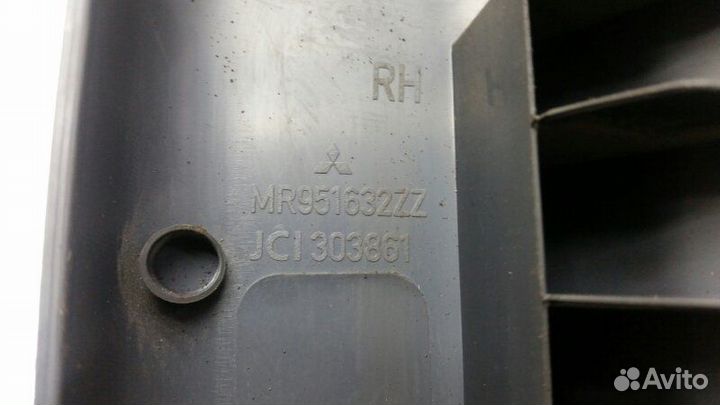 Обшивка багажника задняя правая Mitsubishi Colt