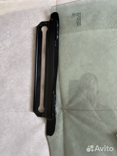 Боковое стекло на mazda 323 задние правое