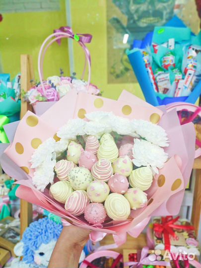 Клубника в шоколаде с цветами