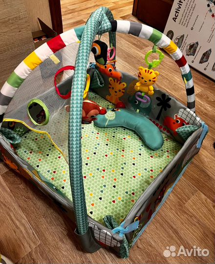 Детский игровой коврик с игрушками