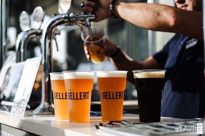 Бармен в Gellert-бар