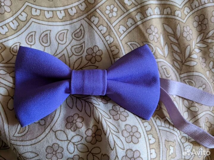 Галстук, галстук бабочка и бензиновая зажигалка