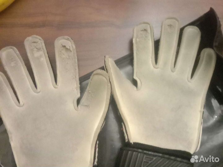 Вратарские перчатки