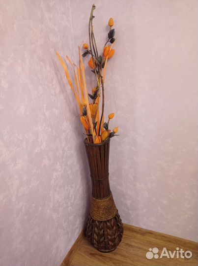 Ваза напольная плетеная с цветами