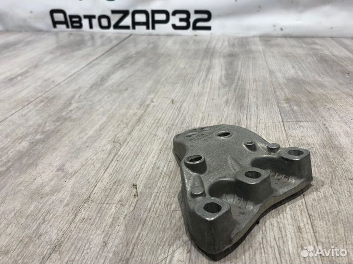 Кронштейн опоры двигателя правый Volkswagen Polo 5