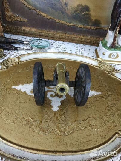 Винтажная сувенирная пушка на лафетах