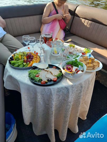 Аренда теплоходов до 11 чел с банкетом