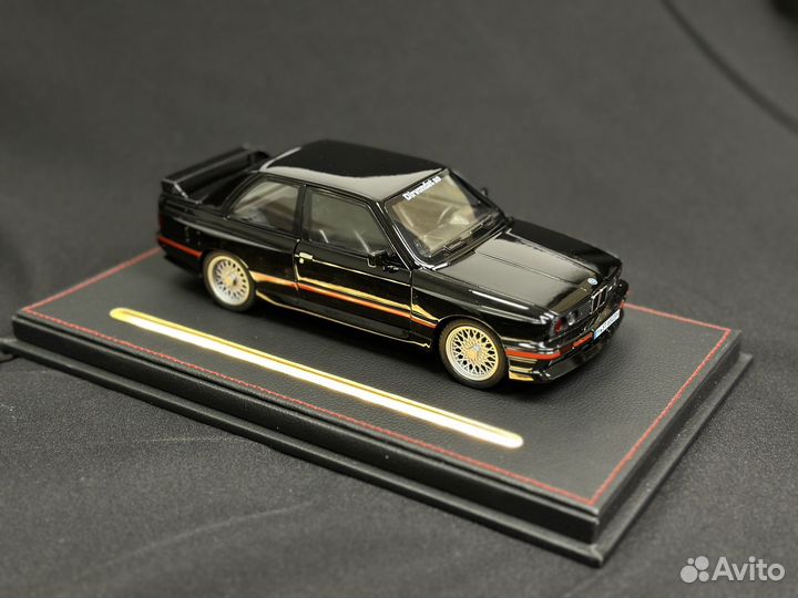 Коллекционные машинка BMW M3 E30 с гаражом 1:24