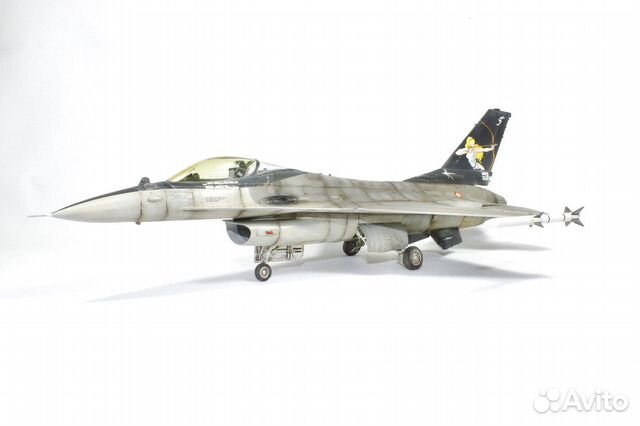 Модель самолета F-16 Fighting Falcon
