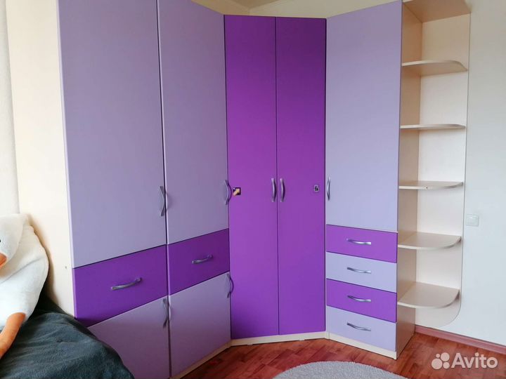 Угловой шкаф в детскую, кровать и комод