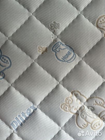 Детская кроватка с маятником новая