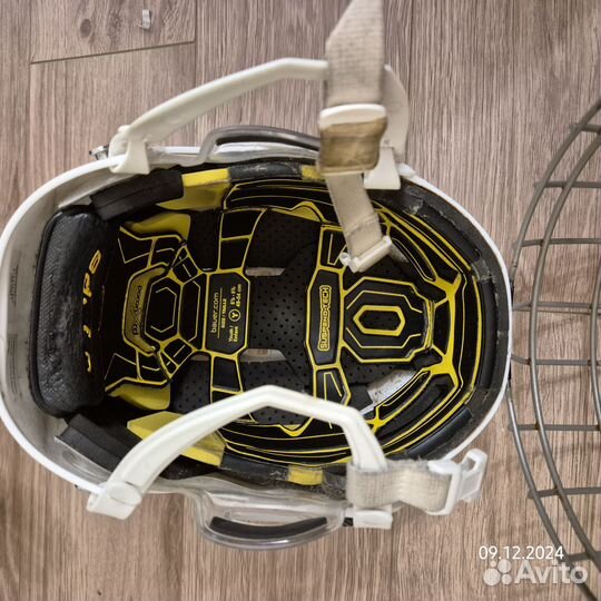 Хоккейный шлем