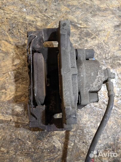 Суппорт Правый Передний Фольксваген Тигуан 1