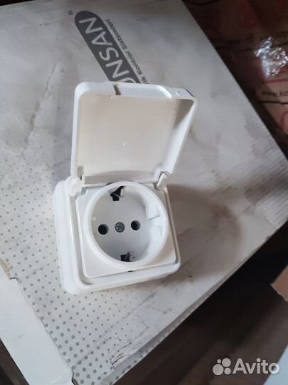 Розетка с крышкой