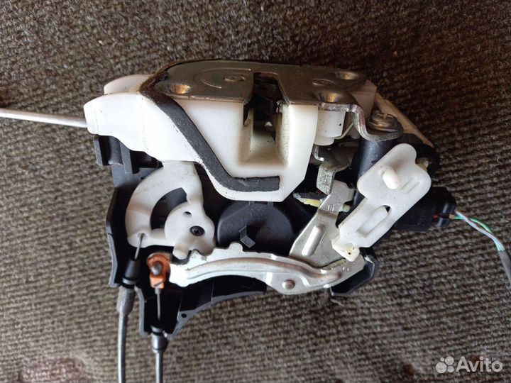 Замок двери задней правой Outlander Xl