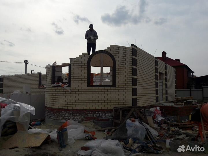 Прораб с бригадой