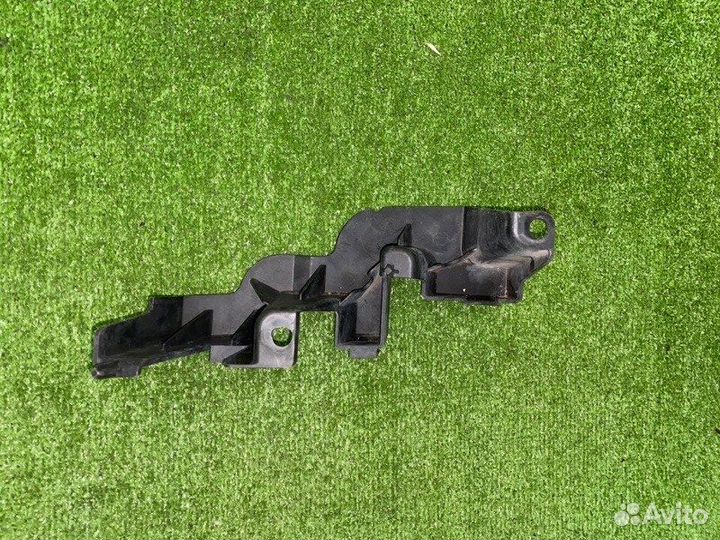 Крепление бампера переднее правое Land Rover