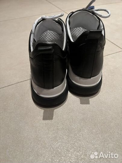 Кроссовки новые