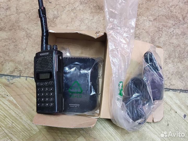 Рация Kenwood, зарядка и внешняя антенна