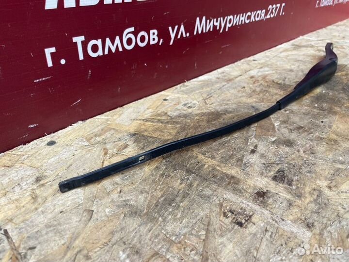 Поводок дворника передний правый Renault Sandero