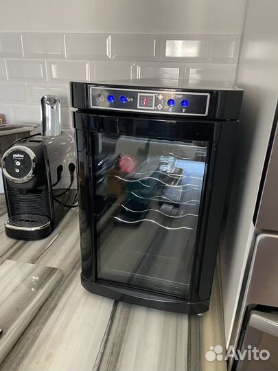 Винный шкаф на 6 бутылок