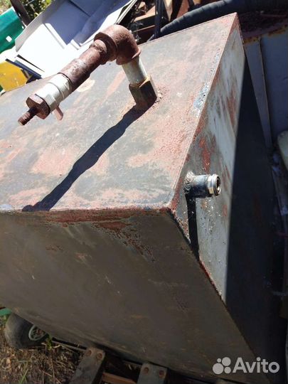 Бак для воды и баки из под гсм