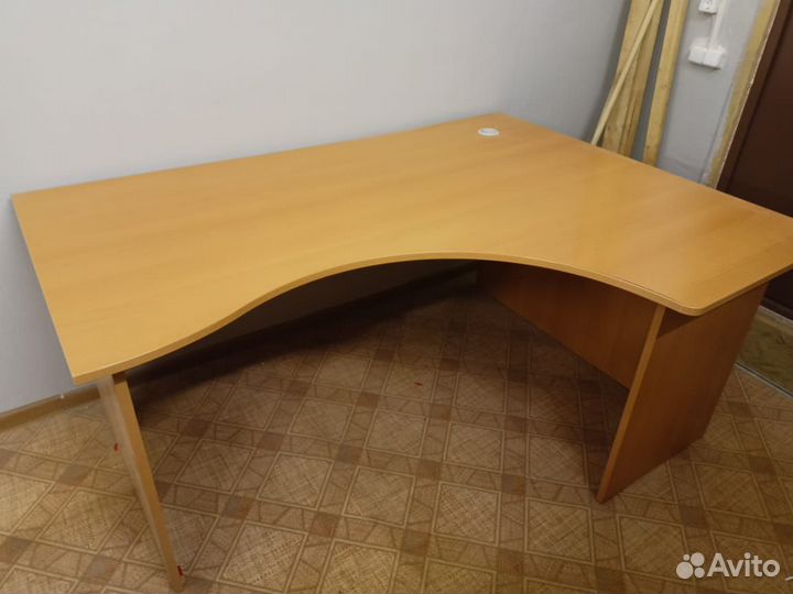 Стол, компьютерный стол, шкаф, телевизор